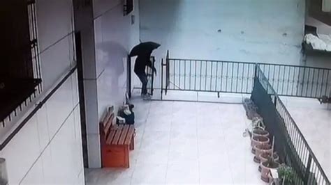 A­r­n­a­v­u­t­k­ö­y­­d­e­ ­ş­e­m­s­i­y­e­l­i­ ­h­ı­r­s­ı­z­,­ ­d­e­m­i­r­ ­k­a­p­ı­ ­ç­a­l­d­ı­